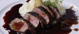 Receta: Filete de Res con Salsa de Vino Tinto (usando la técnica de desglasado)